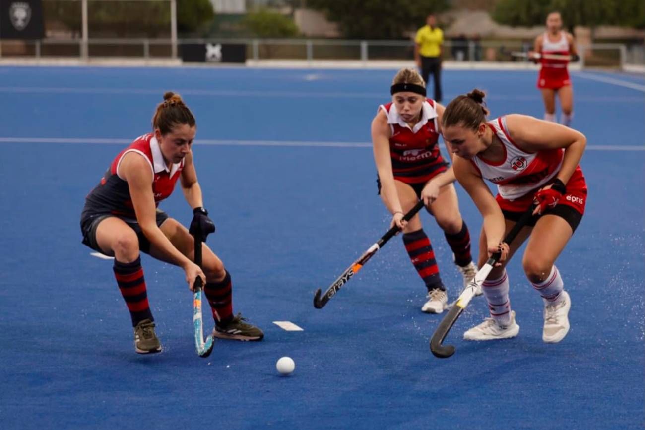 La Tablada y Universitario por la fecha 10 en la cancha Soledad García en el Torneo Oficial Damas "A" de hockey.