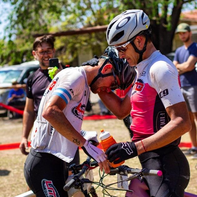 Lito Oviedo con Joaquín Plomer, ciclista de Alta Gracia y compañero de las carreras en dupla.
