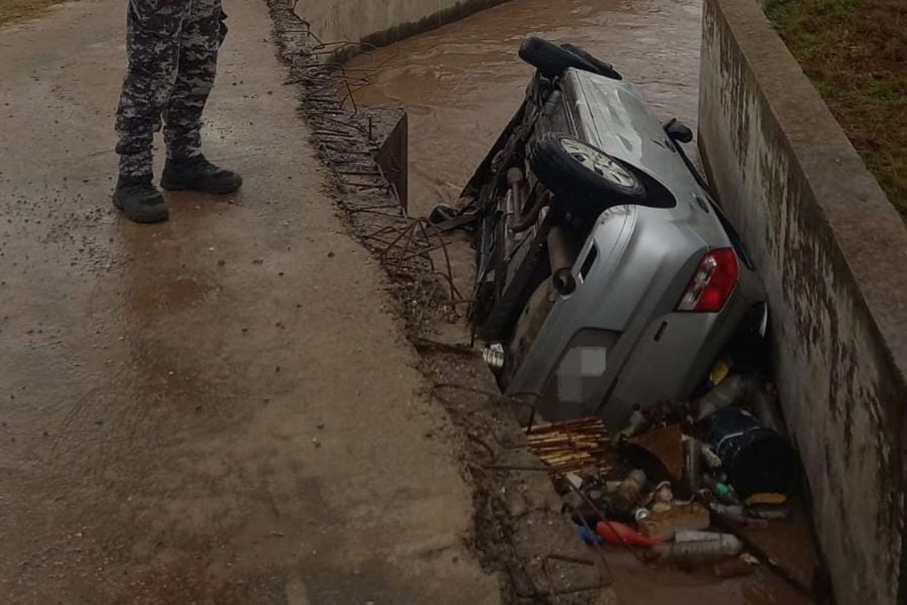 Volcó un auto de aplicación en Córdoba