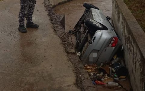 Volcó un auto de aplicación en Córdoba