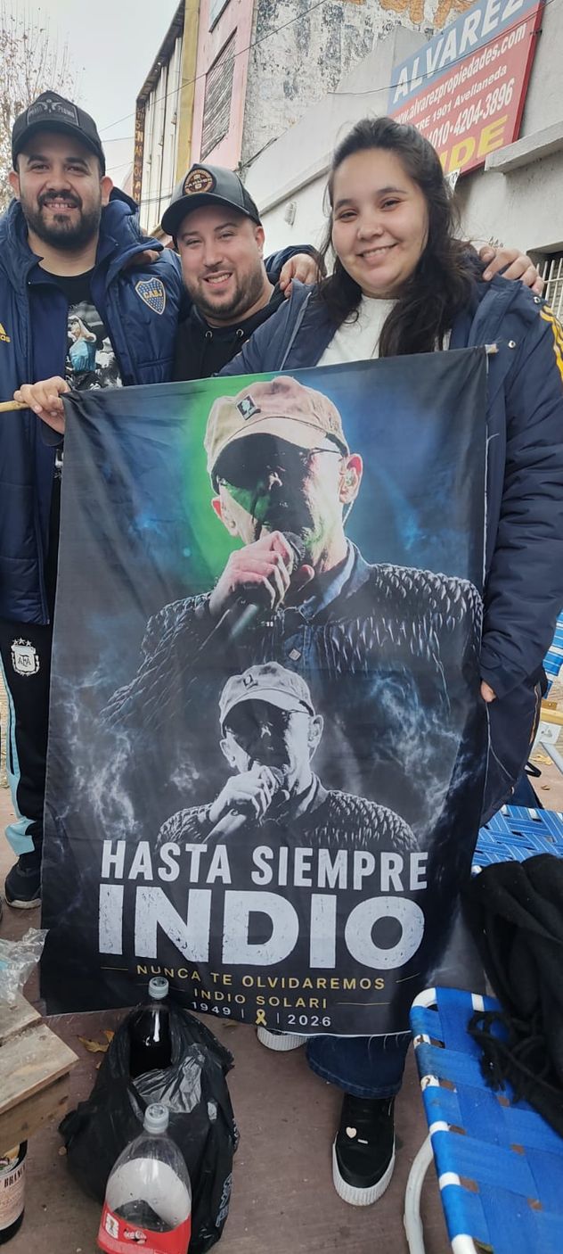 Los fanáticos despiden al Indio Solari en Avellaneda, provincia de Buenos Aires.