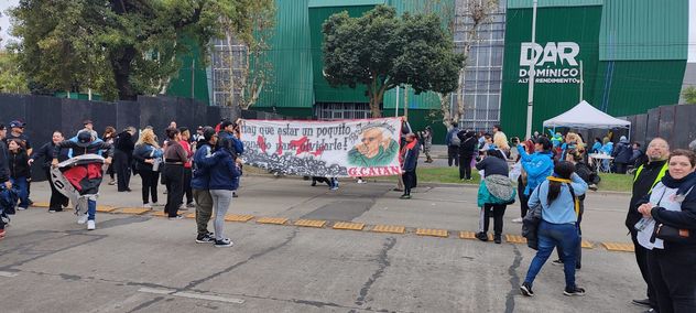 Los fanáticos despiden al Indio Solari en Avellaneda, provincia de Buenos Aires.