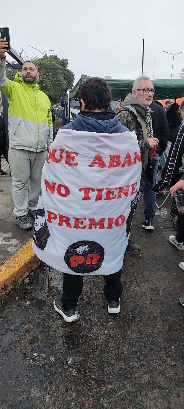 Los fanáticos despiden al Indio Solari en Avellaneda, provincia de Buenos Aires.