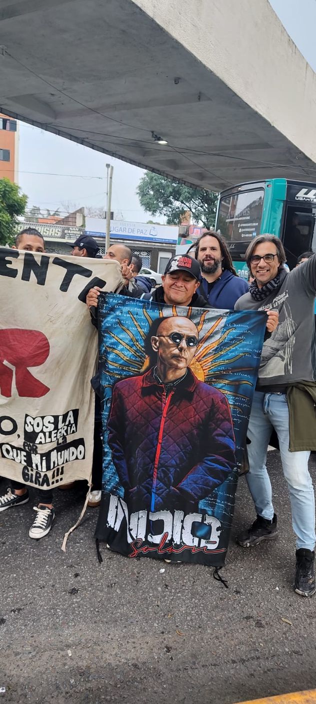 Los fanáticos despiden al Indio Solari en Avellaneda, provincia de Buenos Aires.