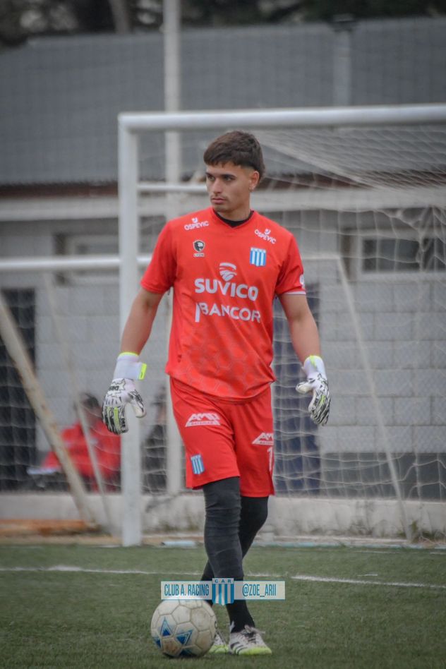 Nahuel Gambino. El arquero de Racing fue clave en el triunfo ante Los Andes por 2 a 1. La Academia está a un punto de Camioneros, al igual que Las Palmas.