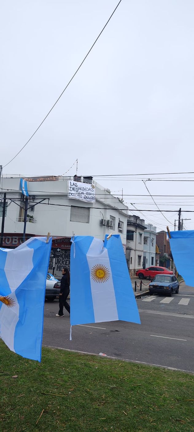 Los fanáticos despiden al Indio Solari en Avellaneda, provincia de Buenos Aires.