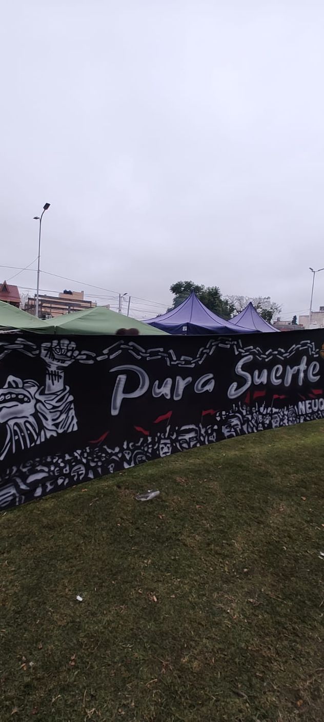 Los fanáticos despiden al Indio Solari en Avellaneda, provincia de Buenos Aires.