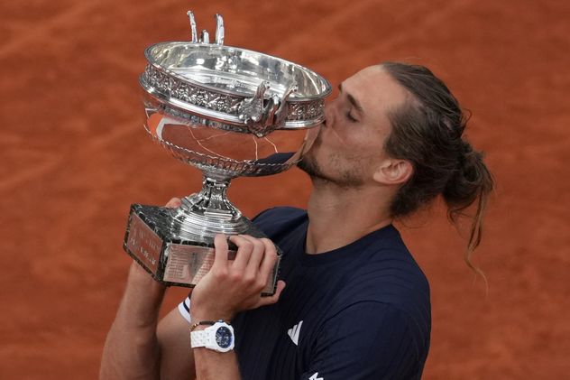 El alemán Alexander Zverev, número 3 del mundo, se consagró campeón de Roland Garros por primera vez. (AP)