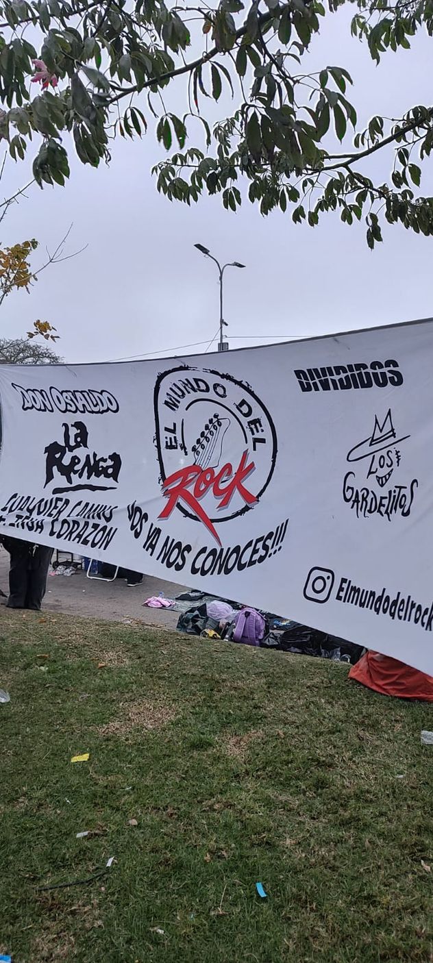 Los fanáticos despiden al Indio Solari en Avellaneda, provincia de Buenos Aires.