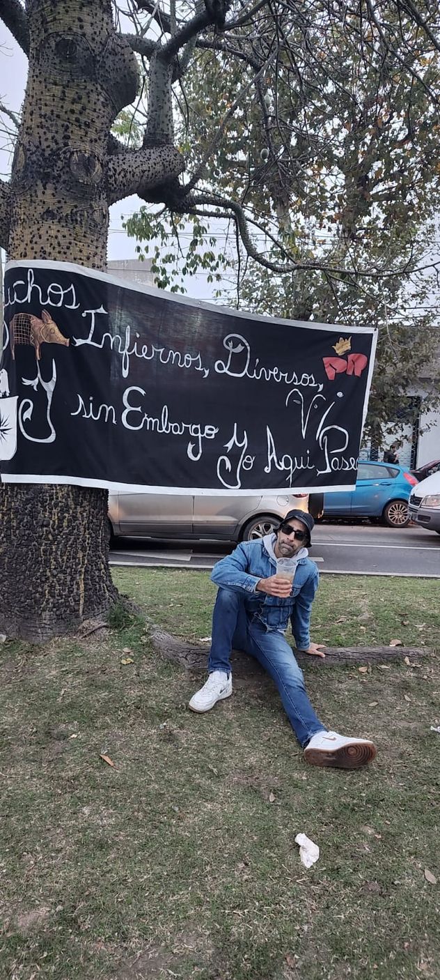 Los fanáticos despiden al Indio Solari en Avellaneda, provincia de Buenos Aires.