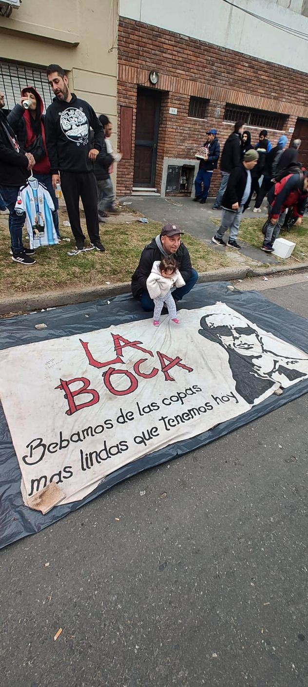 Los fanáticos despiden al Indio Solari en Avellaneda, provincia de Buenos Aires.