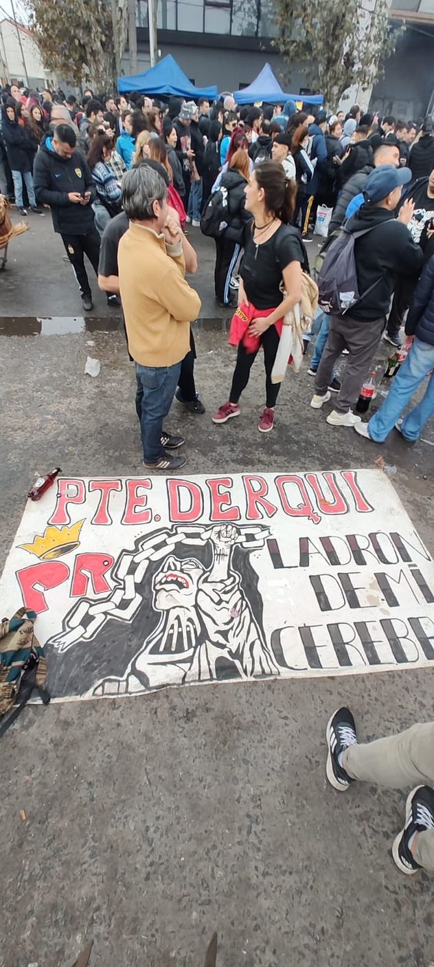 Los fanáticos despiden al Indio Solari en Avellaneda, provincia de Buenos Aires.