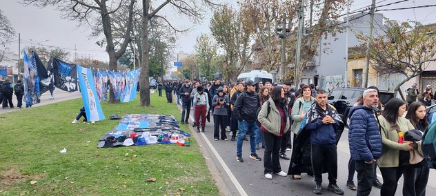 El último adiós a Indio Solari: así comenzó el masivo velorio al Míster