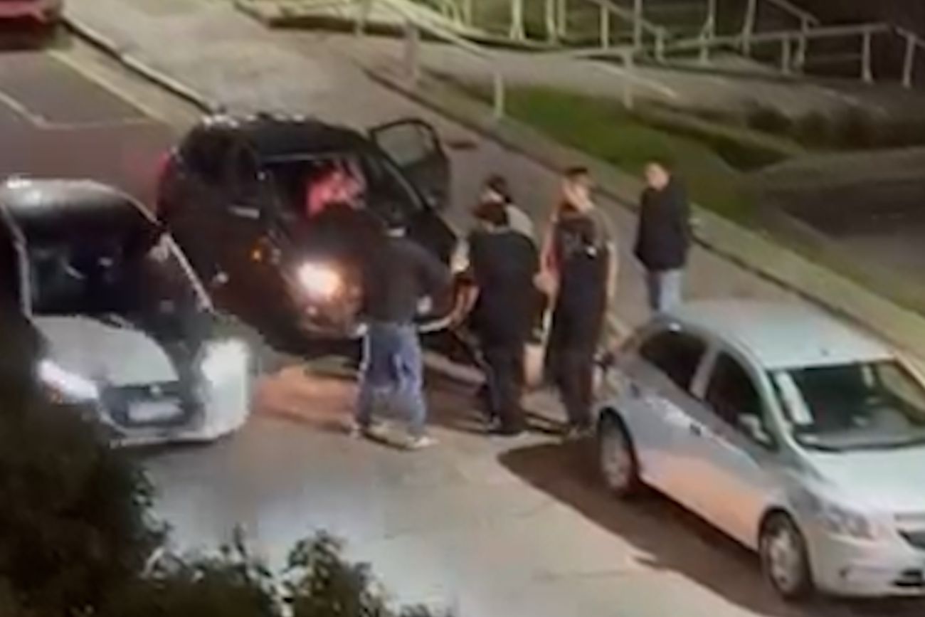 Video: discutió por un choque, lo empujaron y un auto lo atropelló
