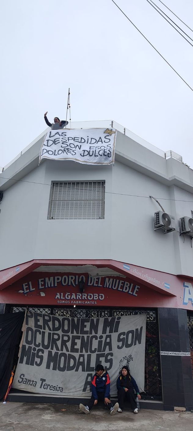 Los fanáticos despiden al Indio Solari en Avellaneda, provincia de Buenos Aires.