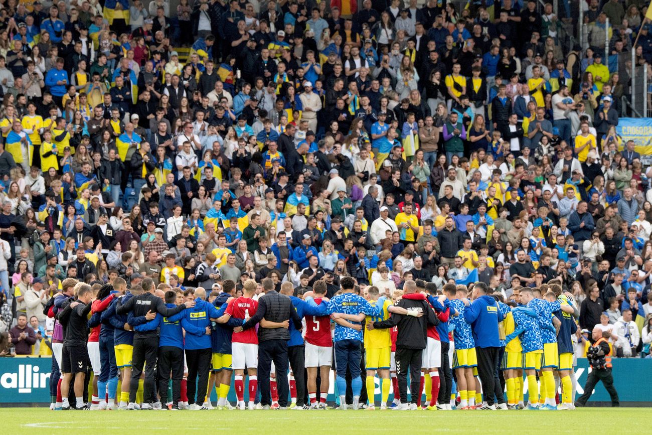 Los jugadores de los dos seleccionados se unieron esperando la recuperación de Christian Eriksen. (AP)