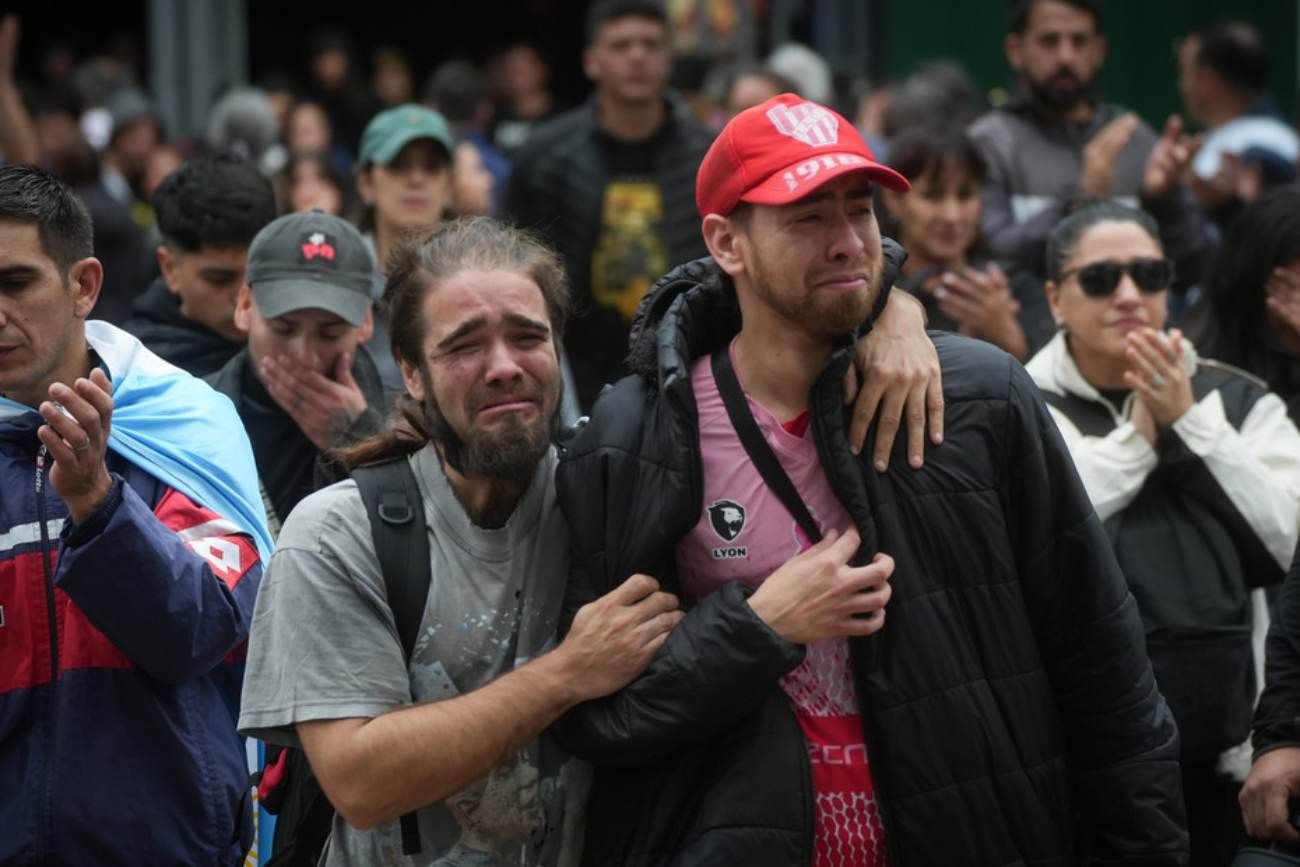 Hinchas de Instituto, conmocionados en el funeral del Indio Solari. (Clarín/ Mariana Nedelcu)