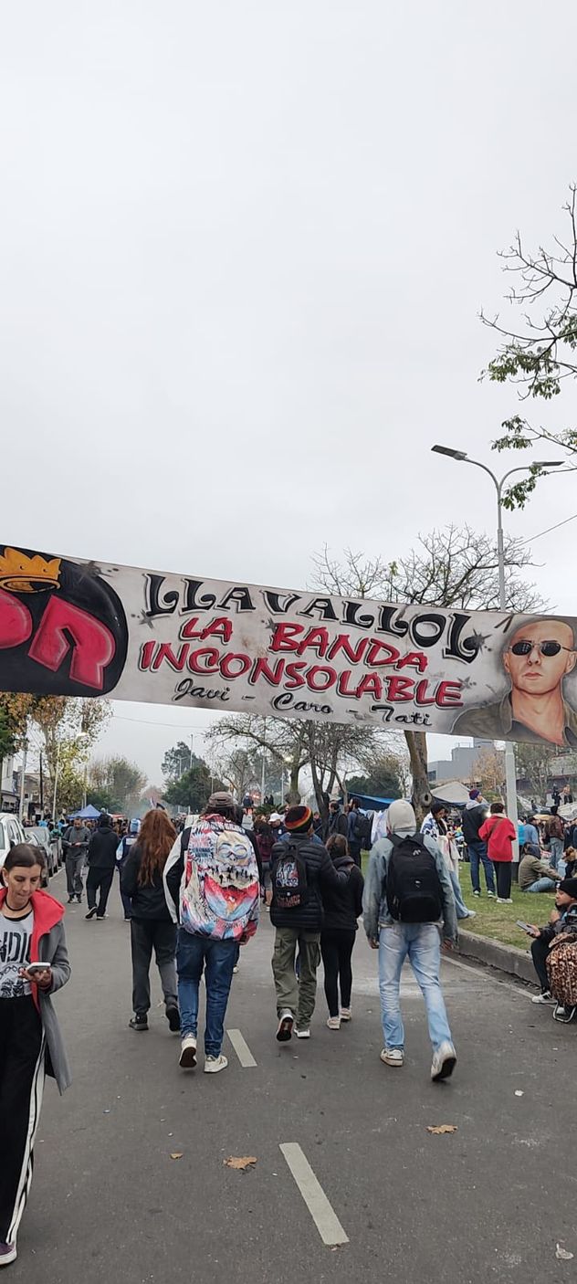 Los fanáticos despiden al Indio Solari en Avellaneda, provincia de Buenos Aires.