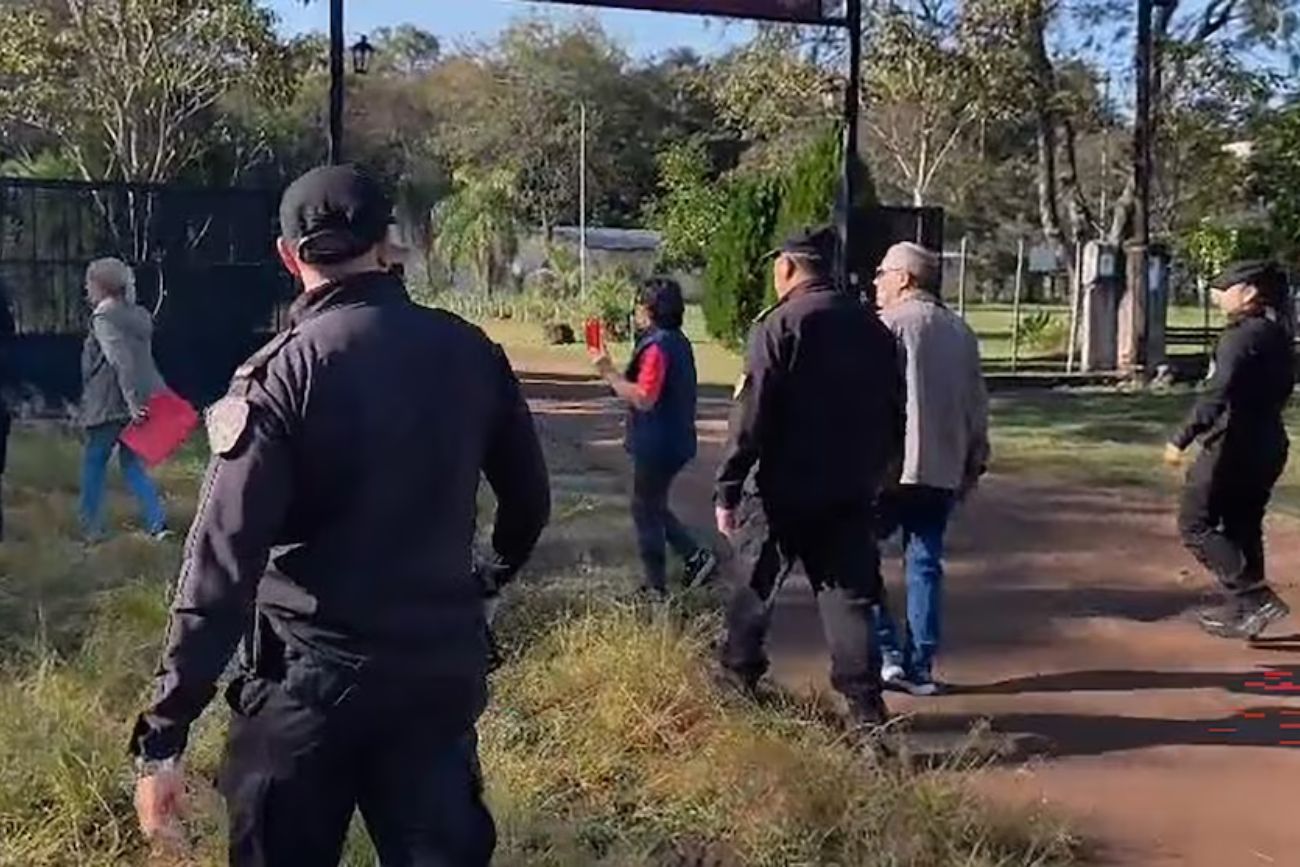 Misiones: una mujer de 74 años atacó con un machete a la Policía y mordió a una oficial durante un operativo