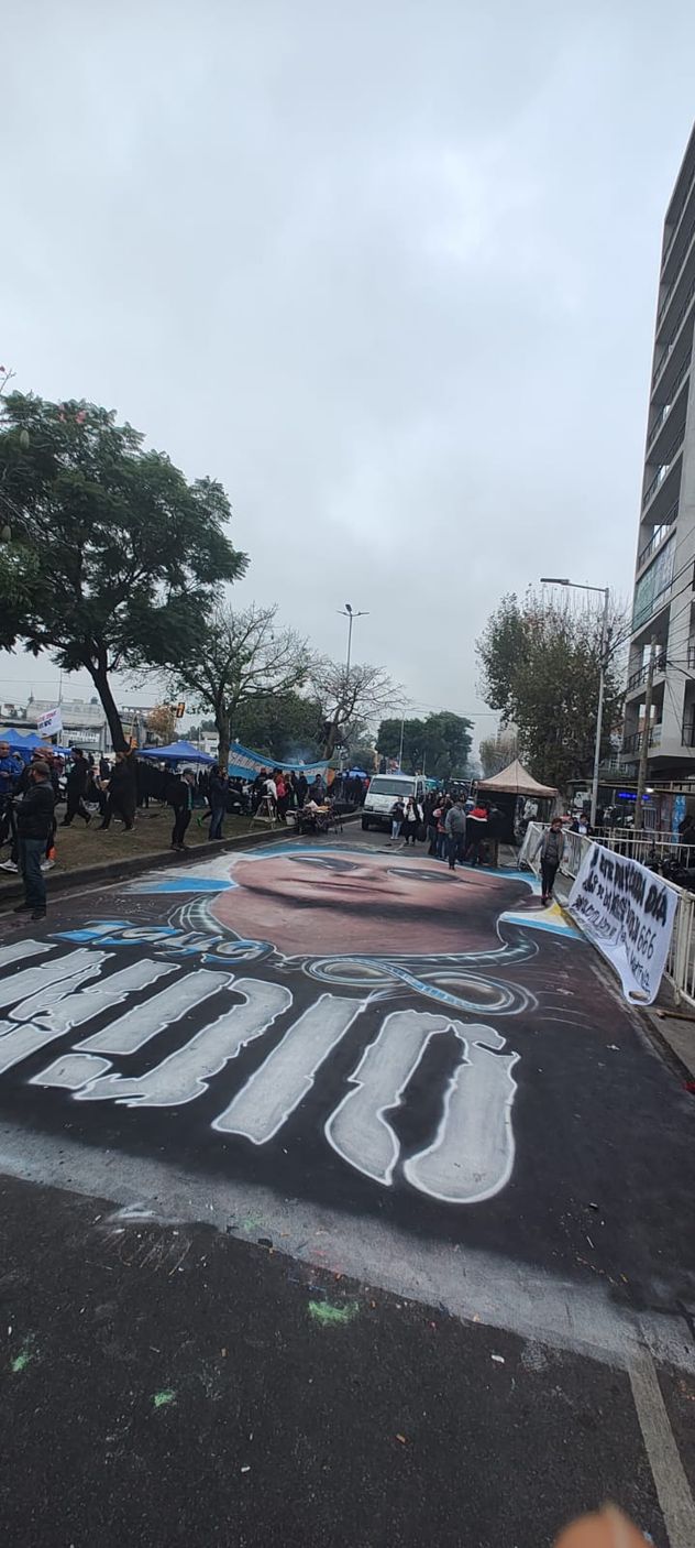 Los fanáticos despiden al Indio Solari en Avellaneda, provincia de Buenos Aires.