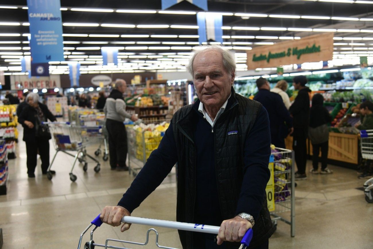 14.000 empleados. Los 1.600 que trabajaban en los 4 hipermercados Libertad se integraron al plantel de La Anónima, elevando a 14.000 su nómina. “Somos la cadena más federal del país”, dice Braun mientras recorre una de sus nuevas superficies. (Ramiro Pereyra)