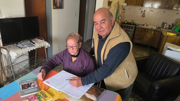 Julia Santos Ludueña tiene 90 años, vive en Río Tercero y está aprendiendo a leer y a escribir. Elmaestro rural jubilado Guillermo Suaya es su docente, en casa. 