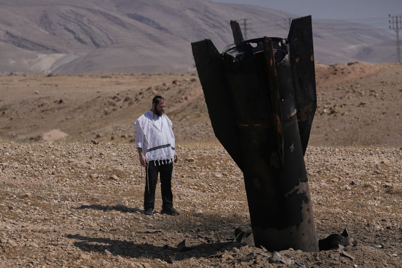 Un hombre observa los restos de un misil iraní que cayó cerca de la ciudad de Jericó, en Cisjordania, el lunes 8 de junio de 2026.