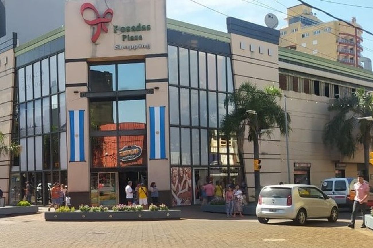 Un policía le robó la tarjeta de crédito a un detenido y se fue de compras a un shopping en Misiones.