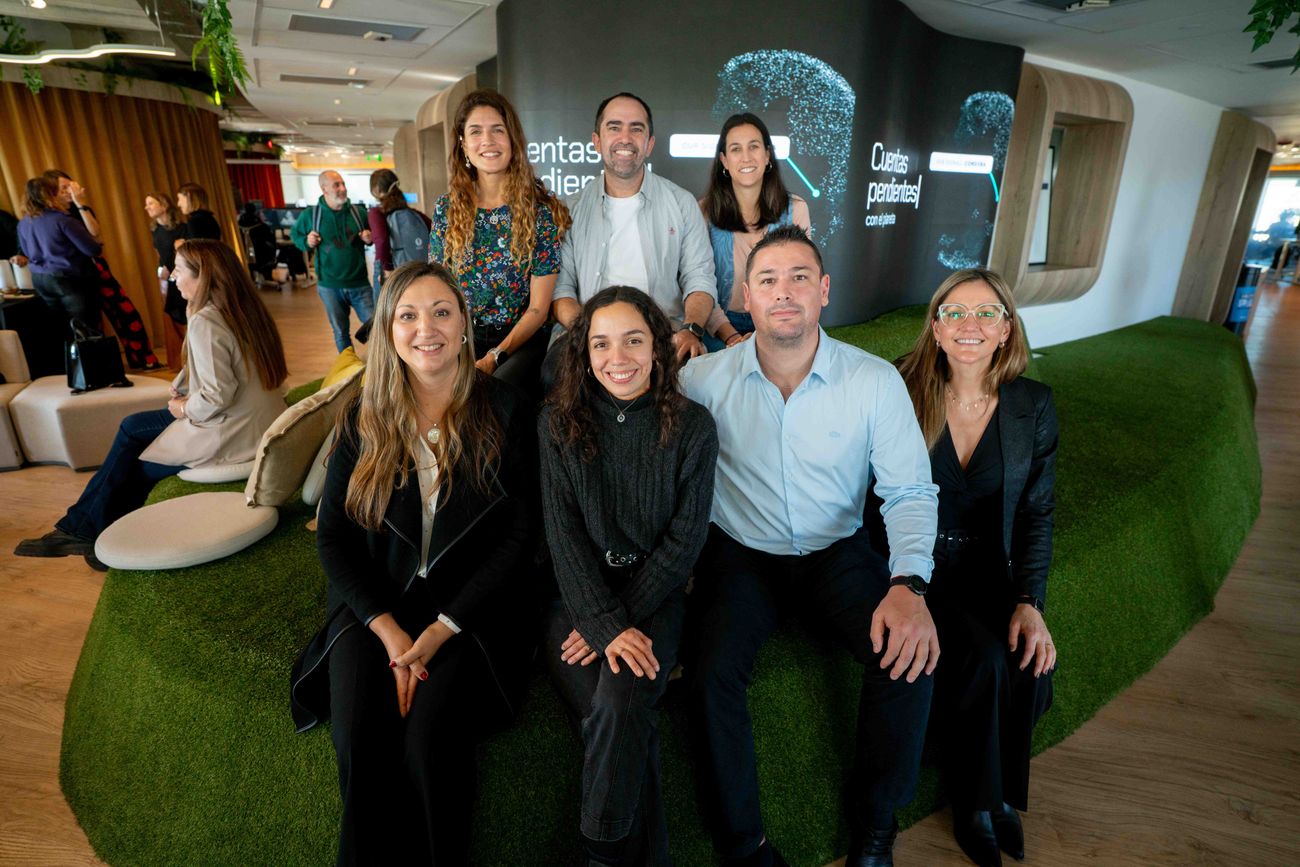 La presentación de "Cuentas Pendientes". Arriba: Lara Lovero (GRI-Global Reporting Initiative), Enzo Dotto (Santex) y Victoria Orallo (Grido). Abajo: Ana Sosa (Bancor), Magdalena Gavier (Grido), Cristian Duran (Cooperativa de Morteros) y Marybel Alvarez Gatti (Agencia Veintidós). Gentileza Santex