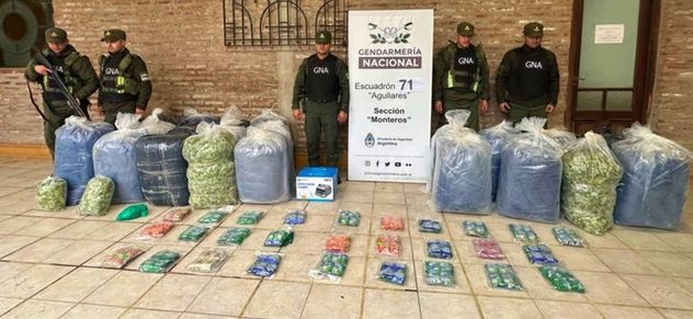 Escapaban de un control con casi 500 kilos de coca y chocaron a un grupo de amigos que iban a jugar al fútbol