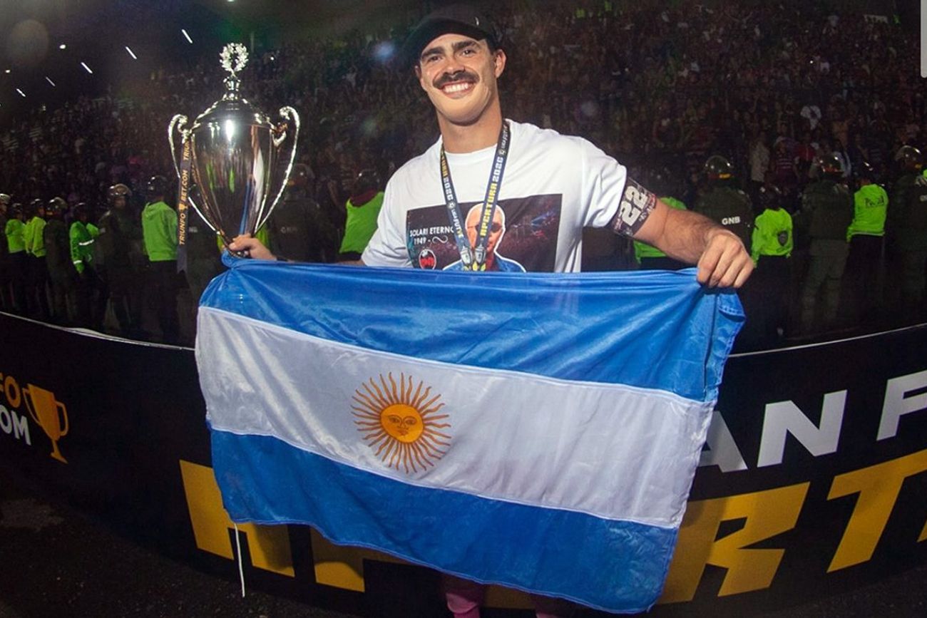 Bruera festejó con una remera del Indio Solari.