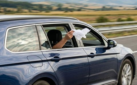 Qué indica una tela blanca en la ventanilla de un auto y cómo actuar en la ruta.