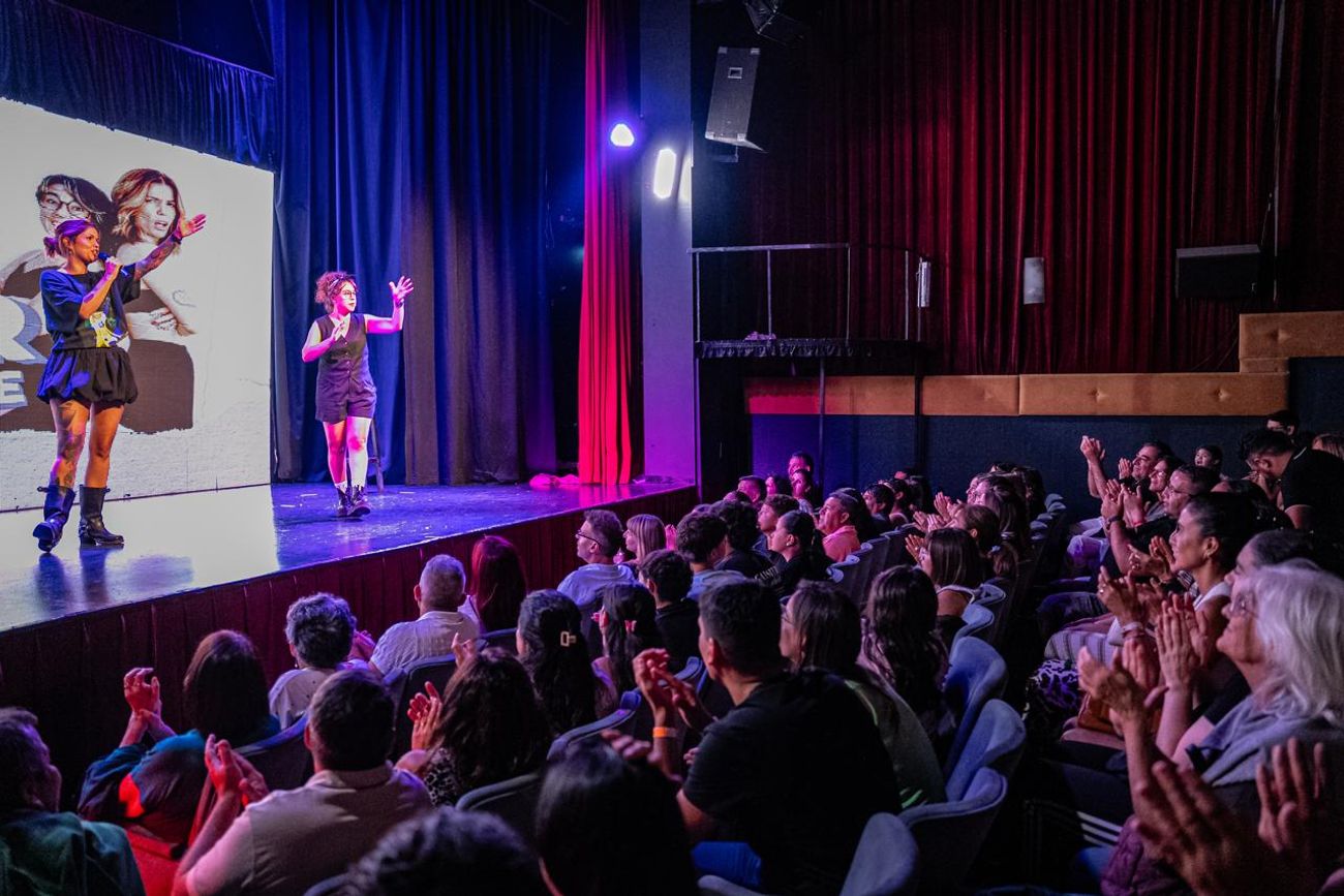 Carla Dionisio y Mavi Lacovara, en la obra teatral "Humor de Madres".