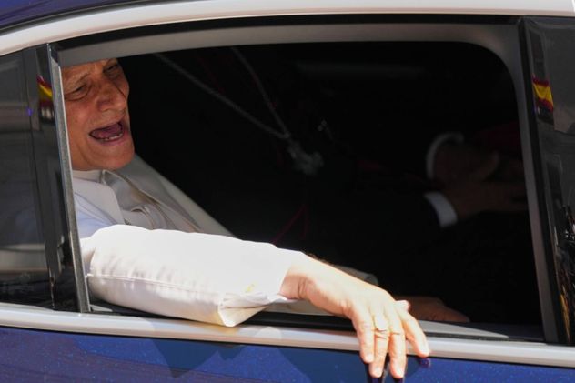 Congreso de España. El Papa fue recibido con siete minutos de aplausos por parte de legisladores y autoridades.
