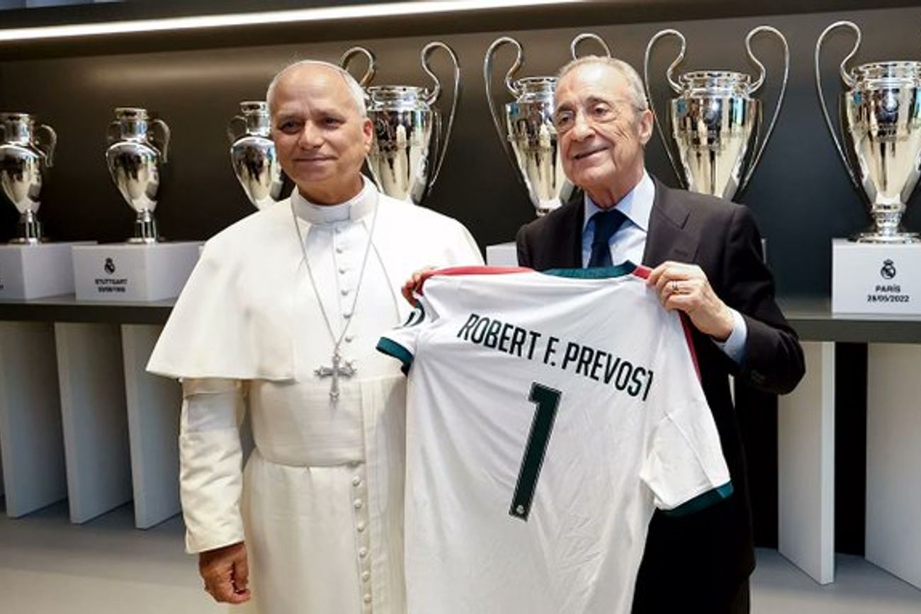 El papa León XIV estuvo en el estadio Santiago Bernabéu y recibió una camiseta del presidente del club, Florentino Pérez. (Prensa Real Madrid)