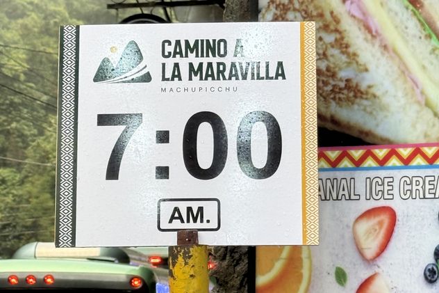 Los cupos diarios son limitados y algunos circuitos suelen agotarse semanas o incluso meses antes, especialmente en temporada alta.