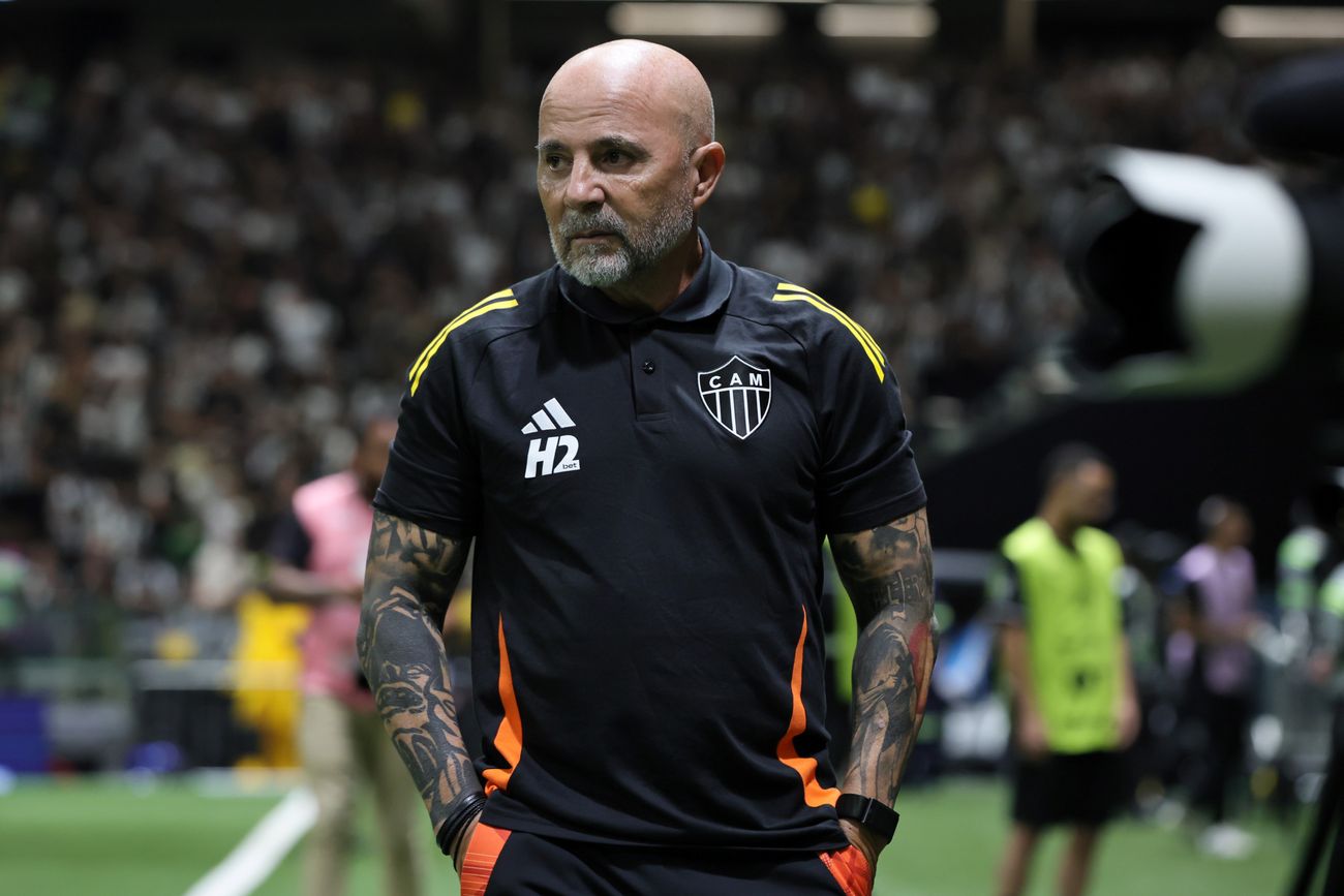 Jorge Sampaoli arribó a Córdoba para mantener reuniones con la dirigencia albiazul. (AP)