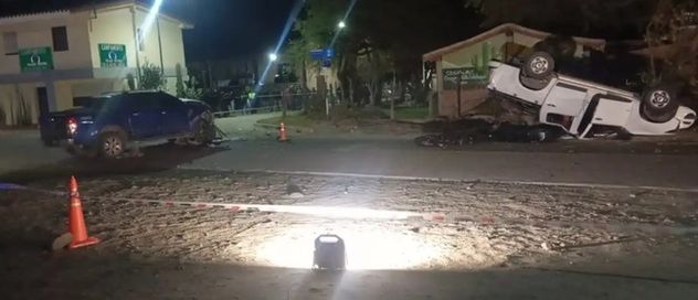 Escapaban de un control con casi 500 kilos de coca y chocaron a un grupo de amigos que iban a jugar al fútbol