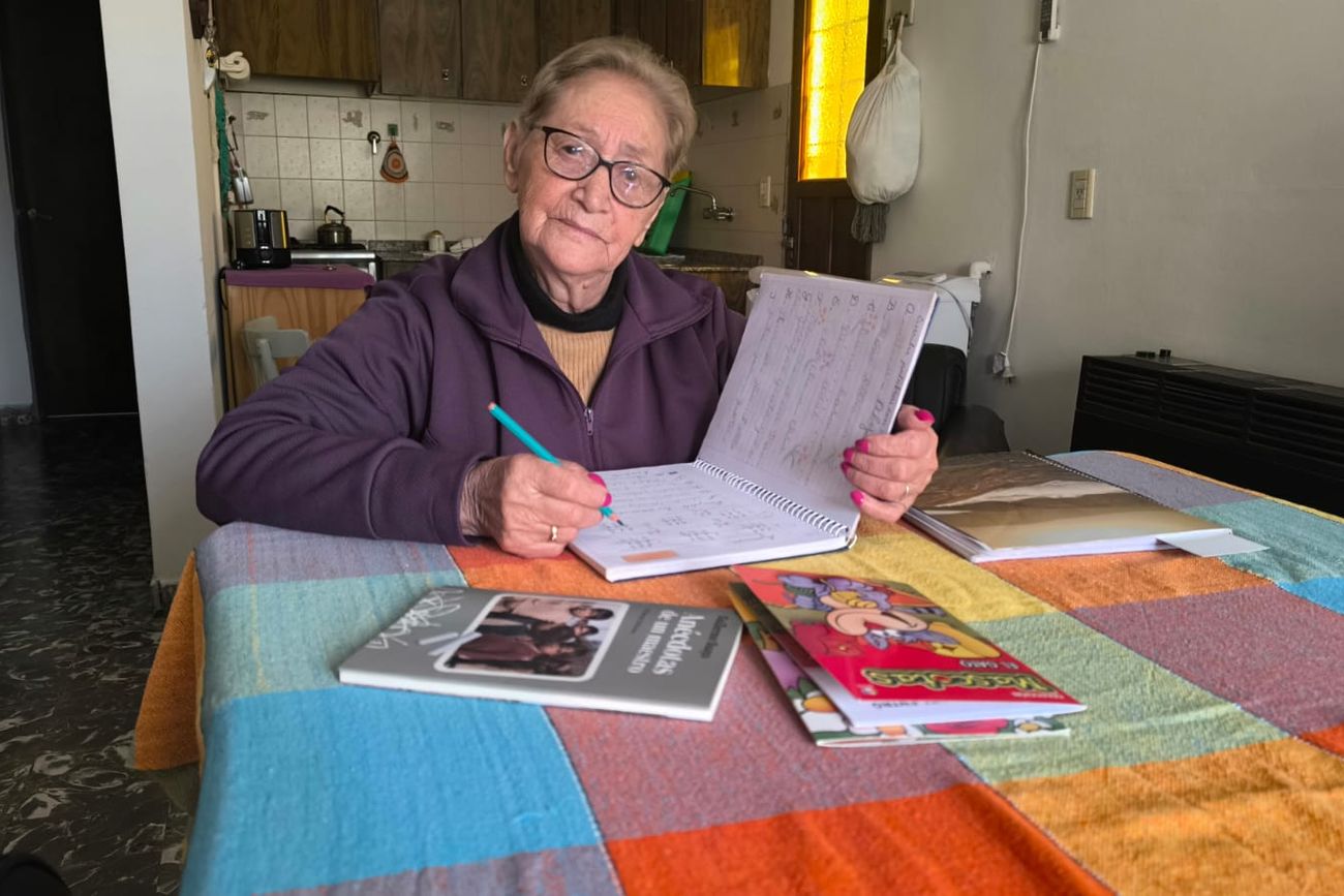 Julia Santos Ludueña tiene 90 años, vive en Río Tercero y está aprendiendo a leer y a escribir.