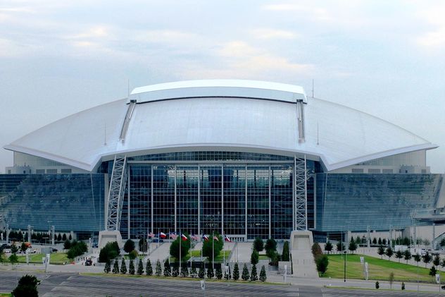 AT&T Stadium: un espacio cerrado, flexible y tecnológicamente avanzado, capaz de garantizar confort y accesibilidad en cualquier condición climática.