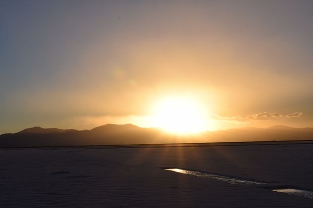 La magia ocurre al atardecer, cuando la blancura da paso a un dorado intenso que ilumina las Salinas Grandes.