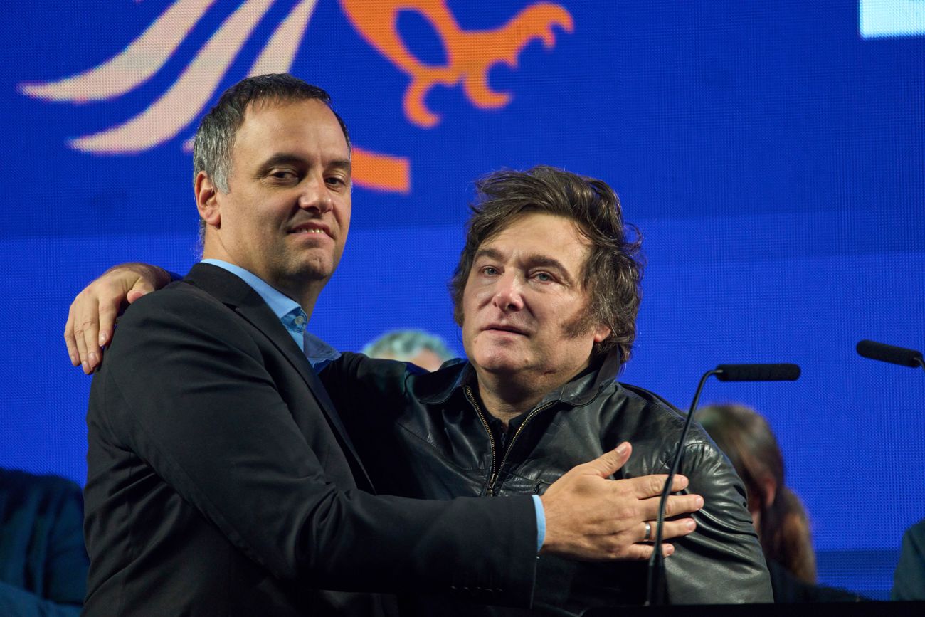 El presidente Javier Milei abraza a Manuel Adorni, un contendiente en las próximas elecciones para la Legislatura de la ciudad de Buenos Aires, durante el mitin de cierre de campaña en Buenos Aires, el miércoles 14 de mayo de 2025.