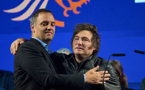 El presidente Javier Milei abraza a Manuel Adorni, un contendiente en las próximas elecciones para la Legislatura de la ciudad de Buenos Aires, durante el mitin de cierre de campaña en Buenos Aires, el miércoles 14 de mayo de 2025.