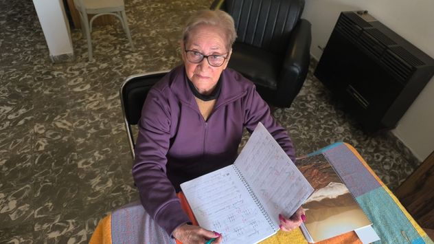 Julia Santos Ludueña tiene 90 años, vive en Río Tercero y está aprendiendo a leer y a escribir. 