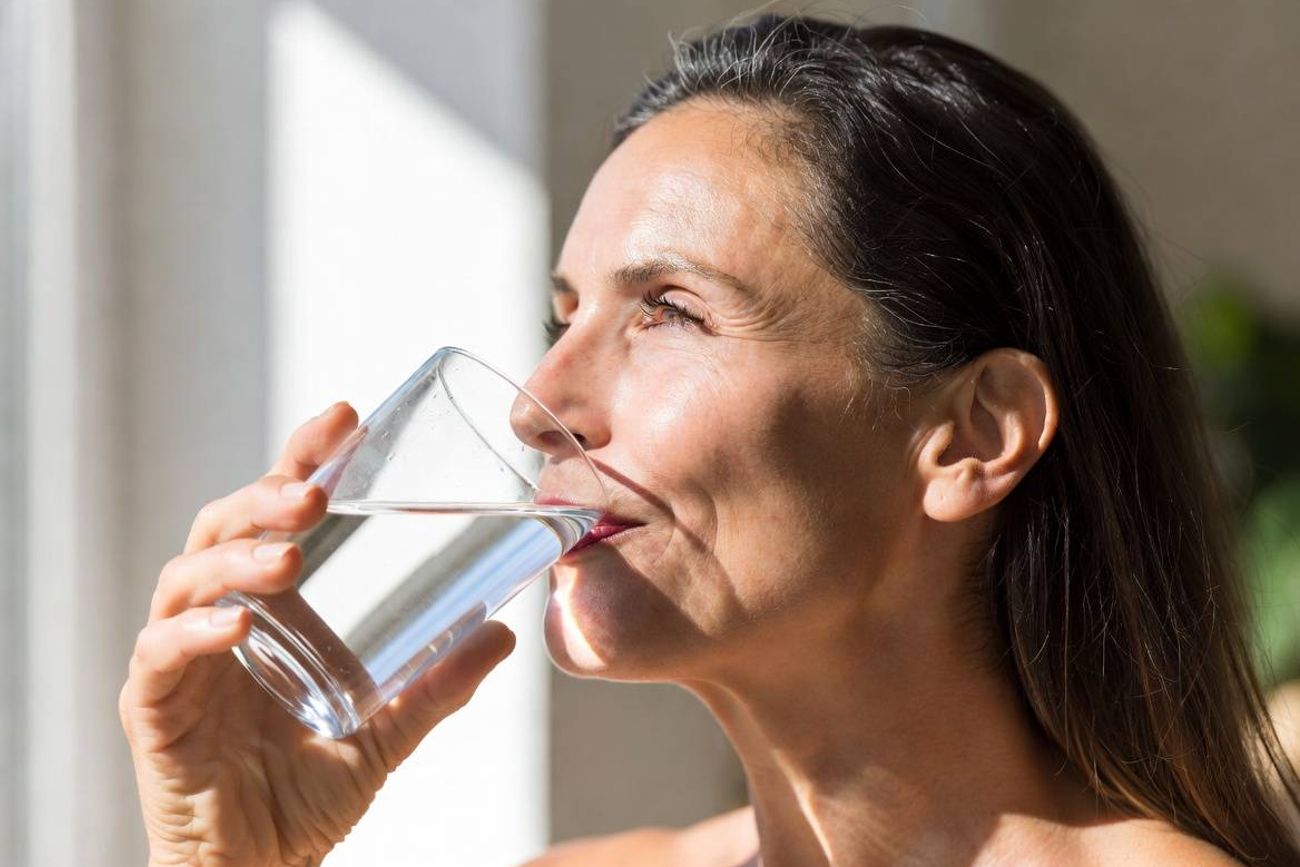 Consumir agua baja en sodio, la recomendación de los cardiólogos.