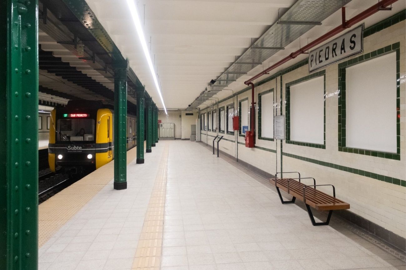 La estación Piedras de la Línea A reabrió tras cinco meses de obras: qué trabajos se realizaron.