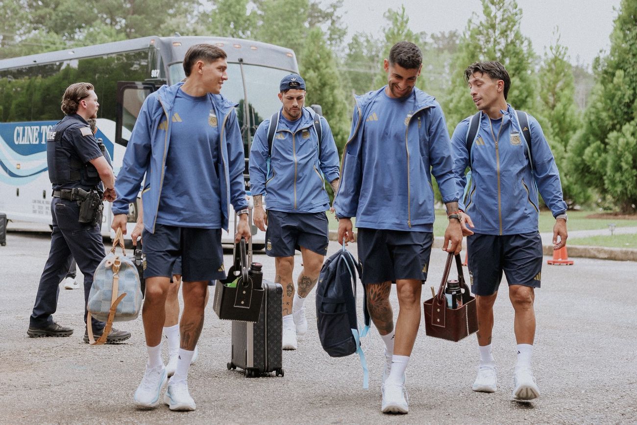 La selección argentina llegó este lunes a Alabama para jugar el martes ante Islandia. (@Argentina)