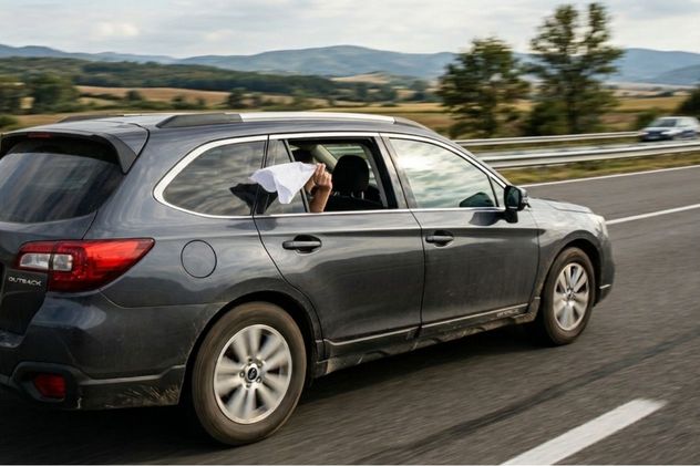 Qué indica una tela blanca en la ventanilla de un auto y cómo actuar en la ruta.