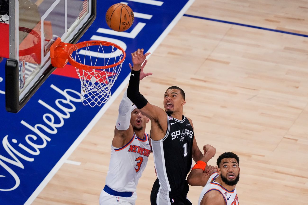 San Antonio Spurs se impuso en New York a los Knicks y descontó 1-2 la serie final de la NBA. (AP)