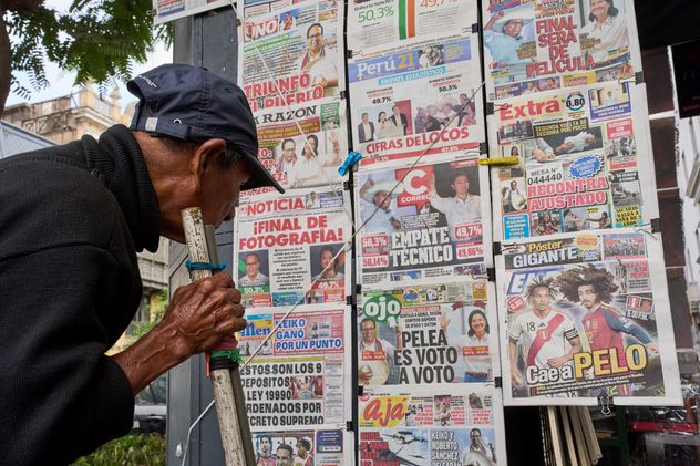 El recuento de las elecciones en Perú arroja un resultado muy parejo, con un virtual empate técnico entre ambos candidatos. (AP)